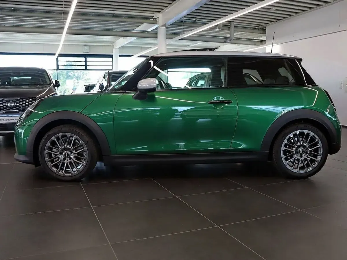 Gebraucht Mini Cooper Favoured 156 PS (114 kW) 2024 British racing green iv Kleinwagen