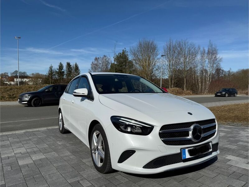 Weiß Gebraucht 2020 Mercedes B220 Van / Kleinbus | 23.200 € (Fairer Preis) - Bild 1/4