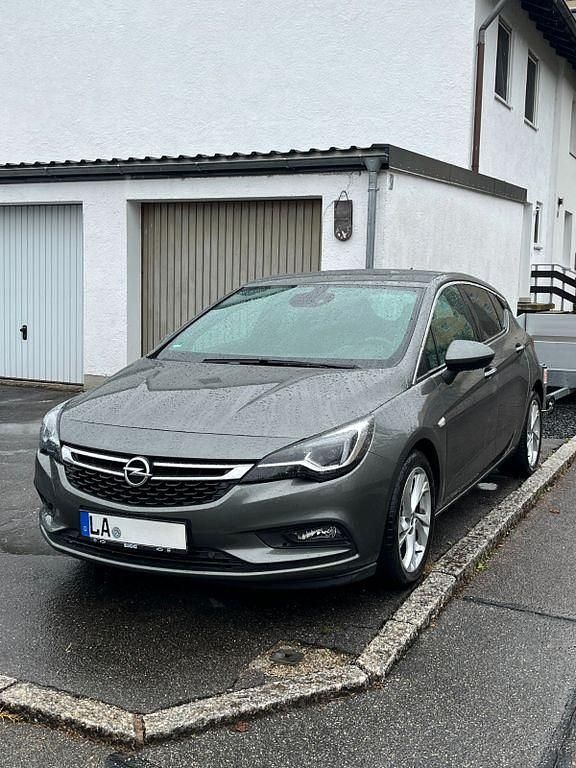 Grau Gebraucht 2018 Opel Astra Dynamic Limousine | 10.100 € (Fairer Preis) - Bild 1/4