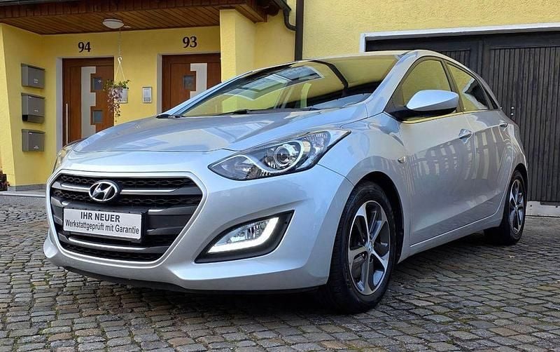 Silber Gebraucht 2016 Hyundai i30 YES! Limousine | 9.750 € (Guter Preis) - Bild 1/4