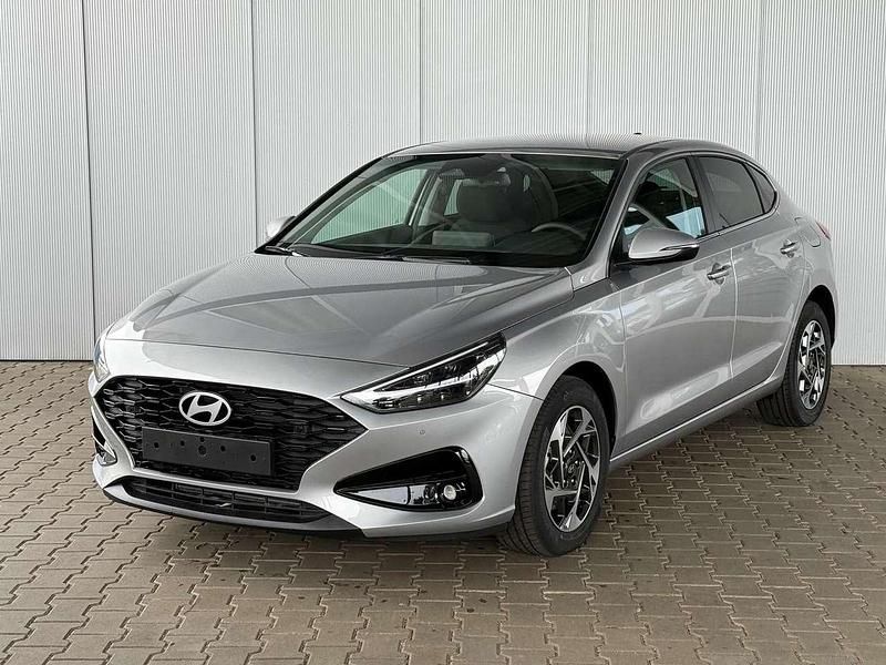 Shimmering silver Neu 2024 Hyundai i30 Life Limousine | 22.800 € (Superpreis) - Bild 1/4