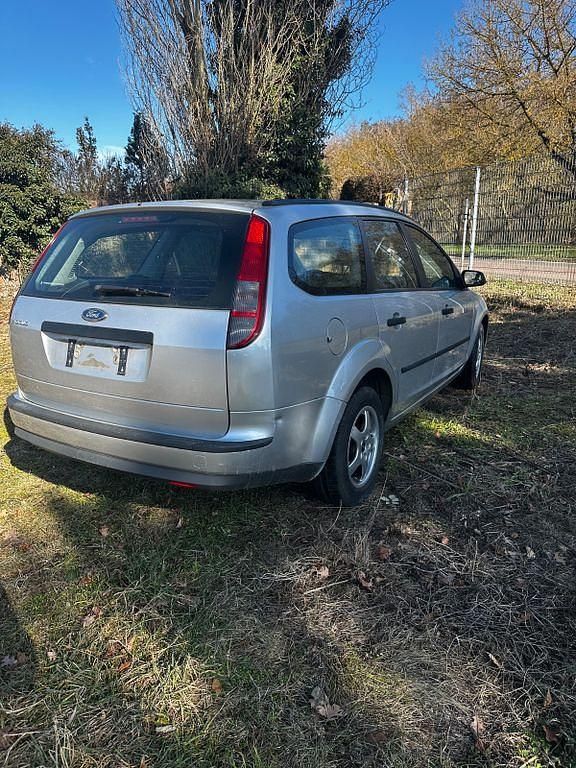 Gebraucht Ford Focus Ambiente 101 PS (74 kW) 2006 Silber Limousine