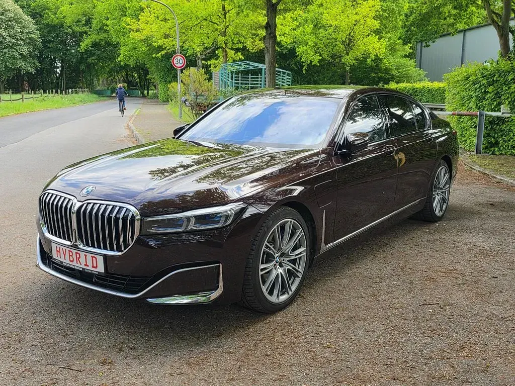 Gebraucht BMW 745e 286 PS (210 kW) 2019 Royal burgundy red Limousine