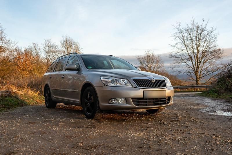 Silber Gebraucht 2011 Skoda Octavia Family Kombi | 4.500 € (Etwas zu teuer) - Bild 1/4