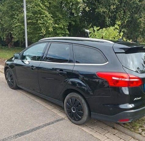 Schwarz Gebraucht 2015 Ford Focus Titanium Limousine | 6.190 € (Superpreis) - Bild 1/4