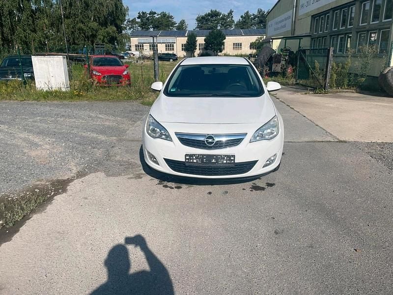 Weiß Gebraucht 2011 Opel Astra Limousine | 3.600 € (Guter Preis) - Bild 1/4