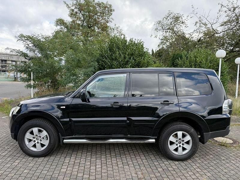 Schwarz Gebraucht 2007 Mitsubishi Pajero Invite SUV | 14.900 € (Etwas zu teuer) - Bild 1/4