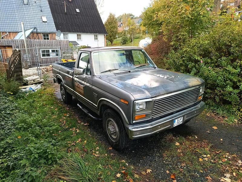 Grau Gebraucht 1986 Ford F250 SUV | 14.999 € - Bild 1/4