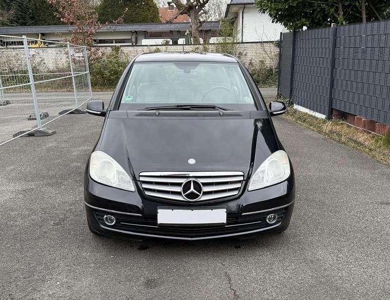 Gebraucht Mercedes A180 109 PS (80 kW) 2009 Kosmosschwarz  metalliclack Limousine