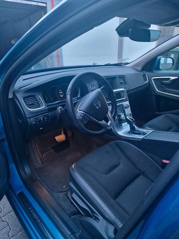 Gebraucht Volvo V60 120 PS (88 kW) 2017 Blau Kombi