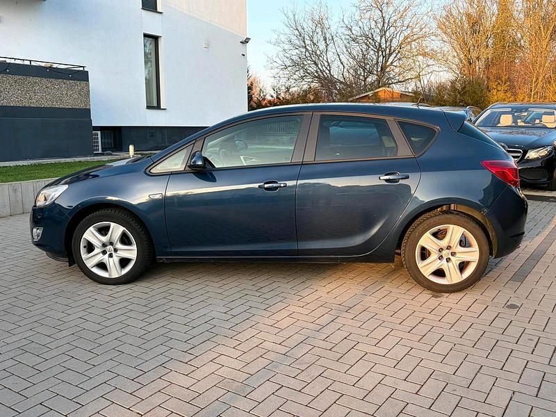 Gebraucht Opel Astra 140 PS (102 kW) 2011 Blau Limousine