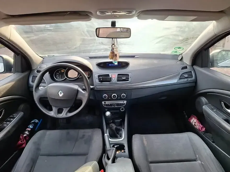 Używany Renault Mégane Expression 106 KM (77 kW) 2011 Szary Sedan/Limuzyna