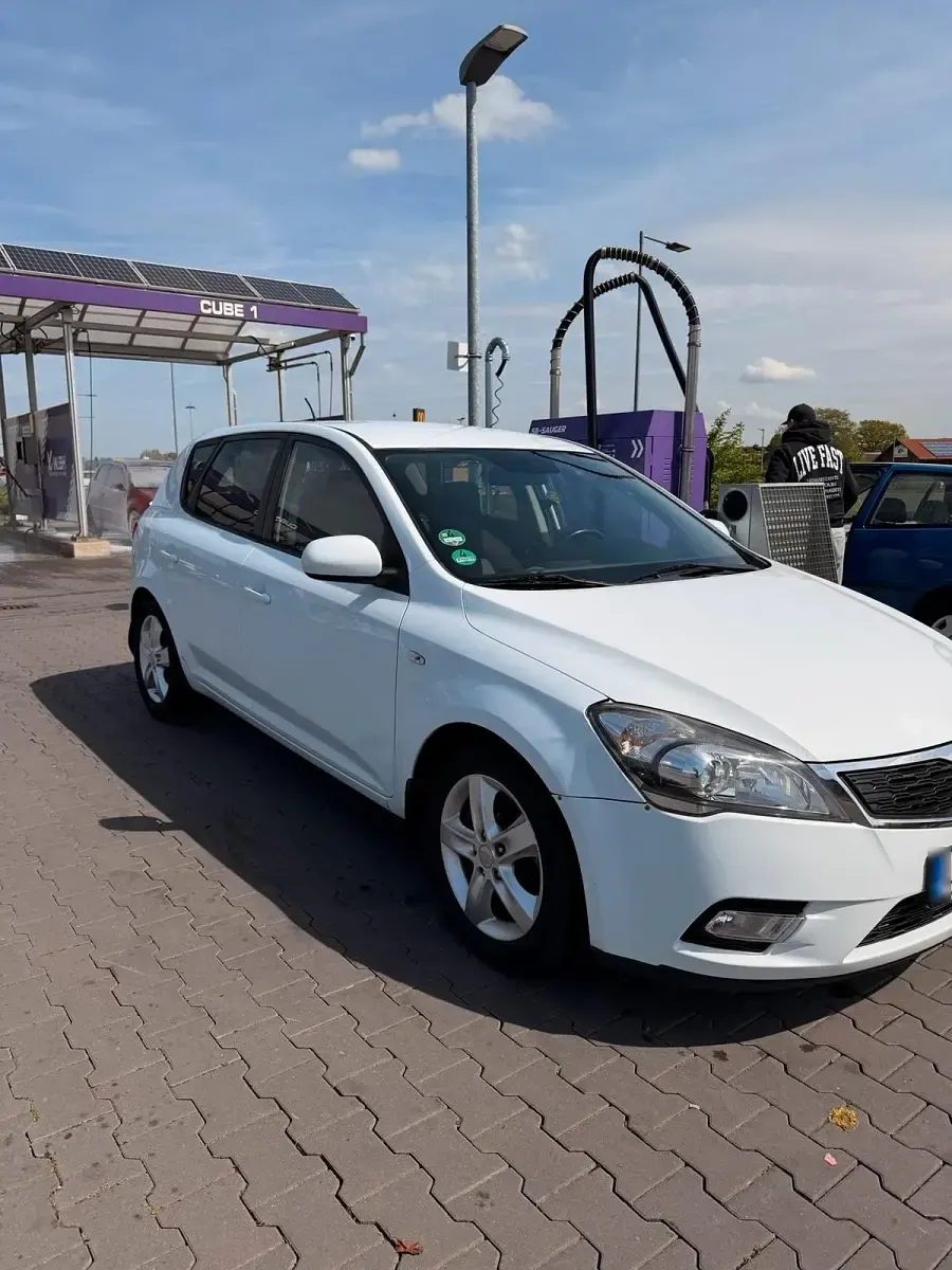 Używany Kia Ceed 90 KM (66 kW) 2010 Biały Hatchback
