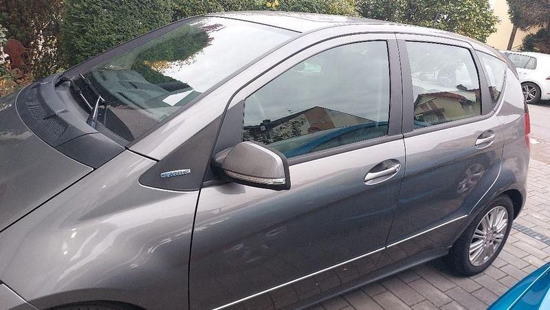 Grau Gebraucht 2011 Mercedes A180 Van / Kleinbus | 6.499 € (Fairer Preis) - Bild 1/4