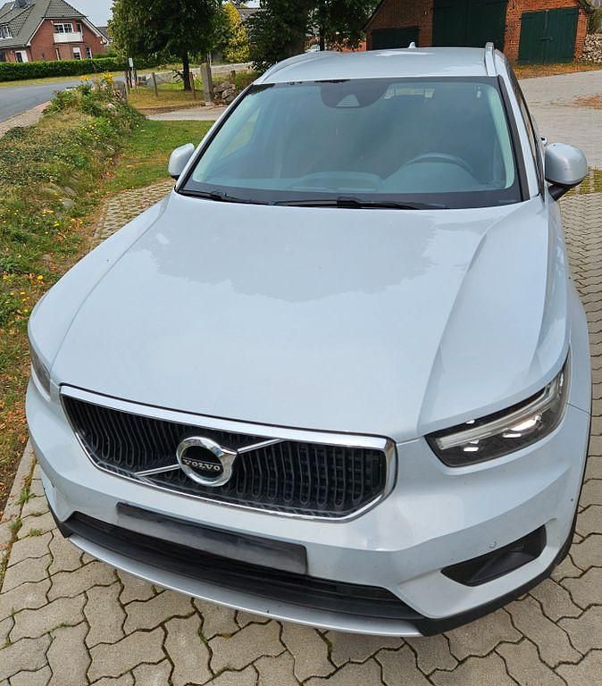 Grau Gebraucht 2020 Volvo XC40 Momentum SUV | 25.900 € (Teuer) - Bild 1/4