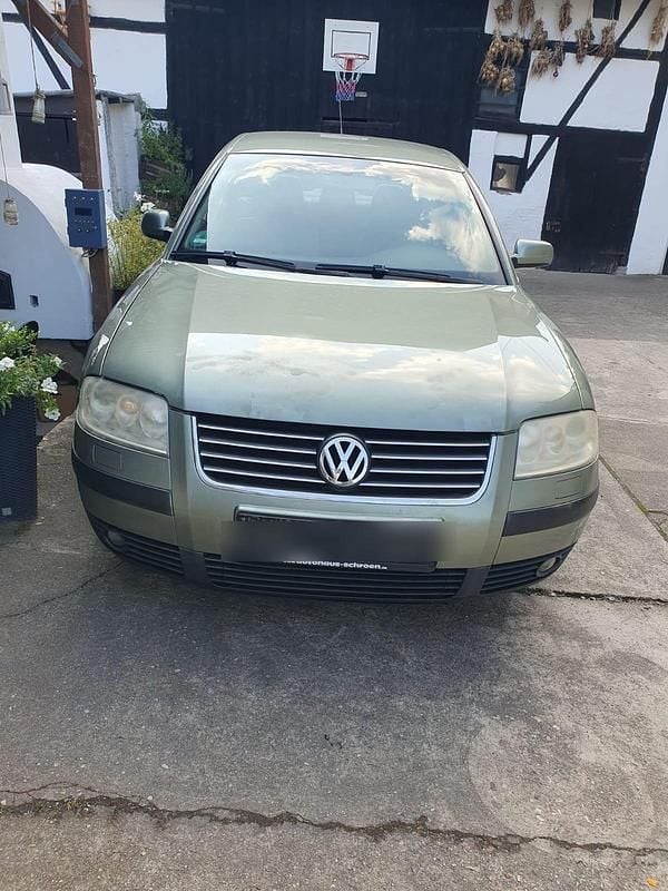 Grün Gebraucht 2003 VW Passat Limousine | 1.300 € (Guter Preis) - Bild 1/4