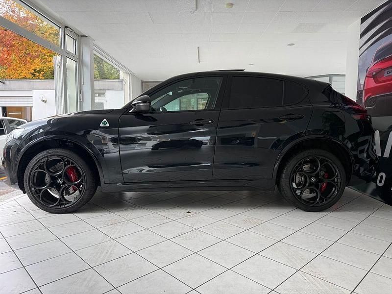Schwarz Gebraucht 2022 Alfa Romeo Stelvio Quadrifoglio SUV | 53.590 € (Fairer Preis) - Bild 1/4