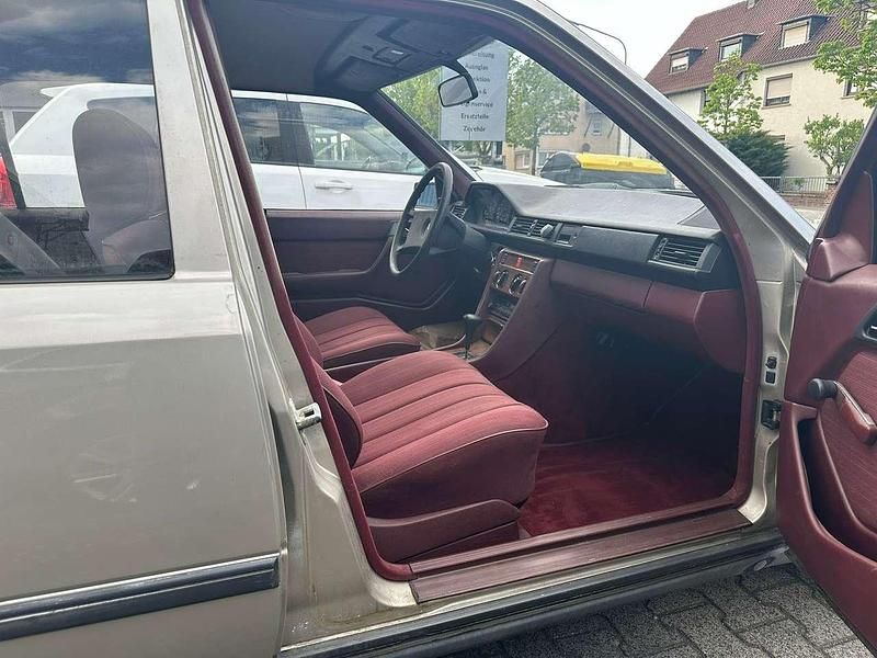 Gebraucht Mercedes E230 136 PS (100 kW) 1985 Goldnut Limousine