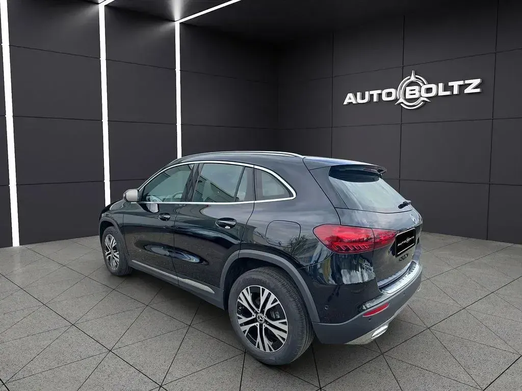 Gebraucht Mercedes GLA200 Progressive 163 PS (119 kW) 2024 Kosmosschwarz SUV