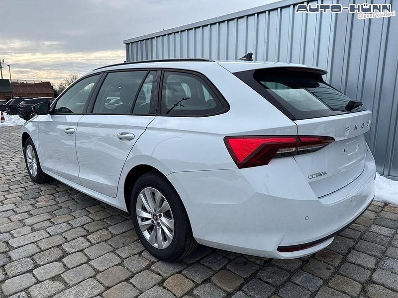 Neu Skoda Octavia Lodge 150 PS (110 kW) 2026 Moon weiß perleffekt Kombi