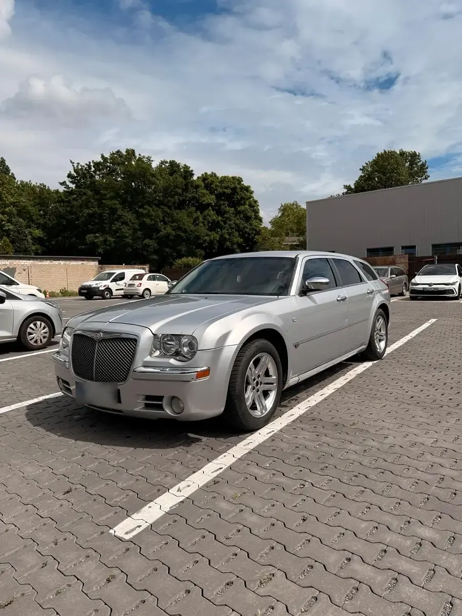 Usado Chrysler 300C 250 CV (183 kW) 2005 Plateado Familiar
