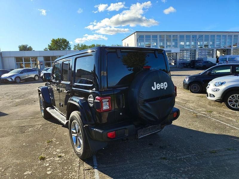 Schwarz (metallic) Gebraucht 2020 Jeep Wrangler Unlimited Sahara SUV | 39.590 € (Superpreis) - Bild 1/4