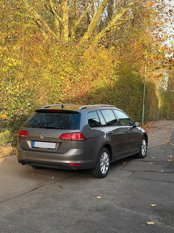 Grau Gebraucht 2015 VW Golf VII Kombi | 6.990 € (Fairer Preis) - Bild 1/4