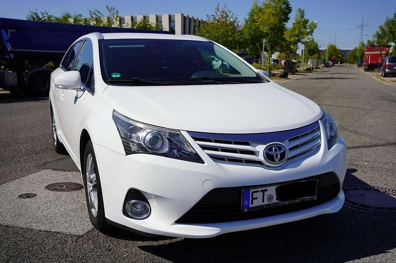 Weiß Gebraucht 2014 Toyota Avensis Edition Kombi | 11.000 € (Etwas zu teuer) - Bild 1/4