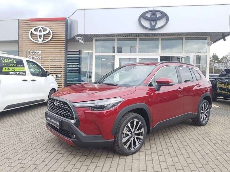 Tokiorot Neu 2025 Toyota Corolla Cross Team SUV | 39.390 € - Bild 1/4
