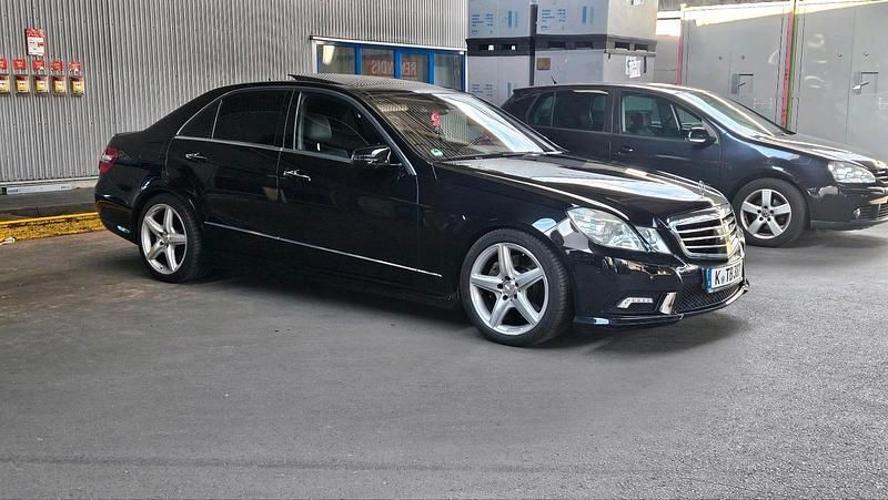Schwarz Gebraucht 2009 Mercedes E500 Limousine | 17.500 € (Etwas zu teuer) - Bild 1/4