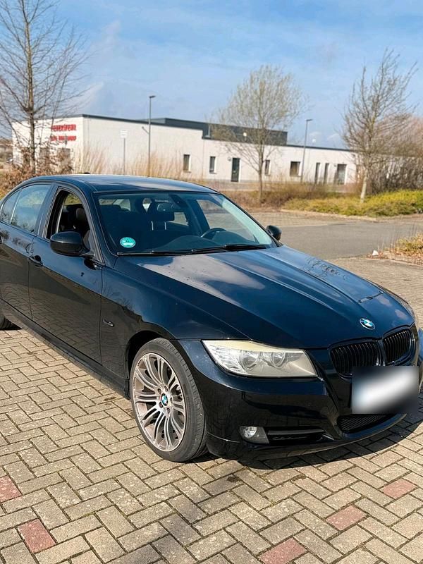 Gebraucht BMW 320 177 PS (130 kW) 2010 Schwarz Limousine