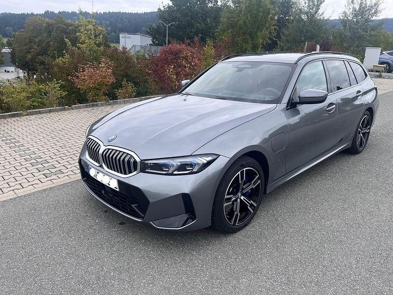 Grau Gebraucht 2024 BMW 330e Comfort Edition Kombi | 41.900 € (Guter Preis) - Bild 1/4