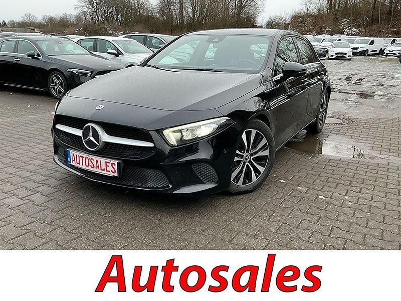 Schwarz Gebraucht 2022 Mercedes A180 Limousine | 17.378 € (Guter Preis) - Bild 1/4