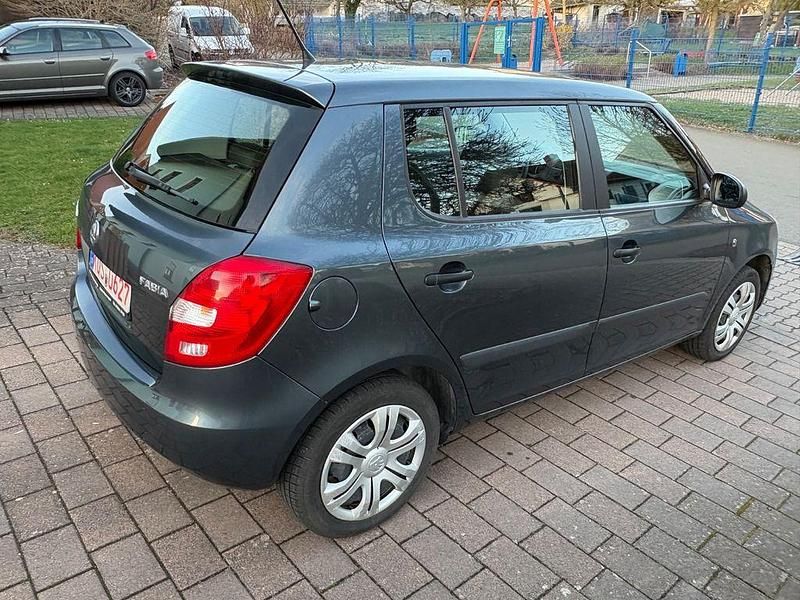 Gebraucht Skoda Fabia Active 69 PS (50 kW) 2015 Grau Limousine