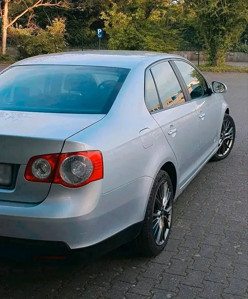 Gebraucht VW Jetta 102 PS (75 kW) 2005 Grau Limousine