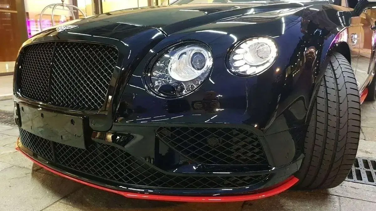 Neu Bentley Continental GT 528 PS (388 kW) 2026 Beluga with st. james red acce Coupé