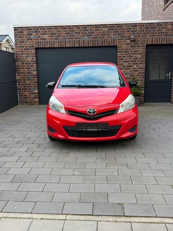 Gebraucht Toyota Yaris 69 PS (50 kW) 2012 Rot Kleinwagen