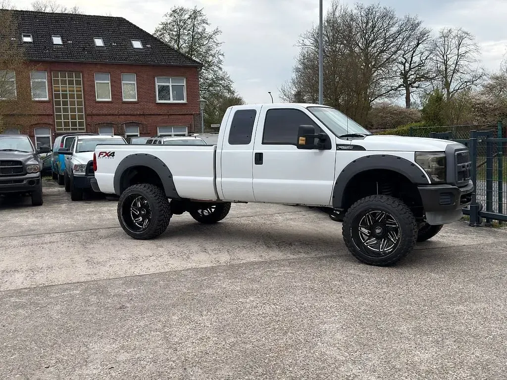 Używany Ford V8 400 KM (294 kW) 2012 Biały Pickup