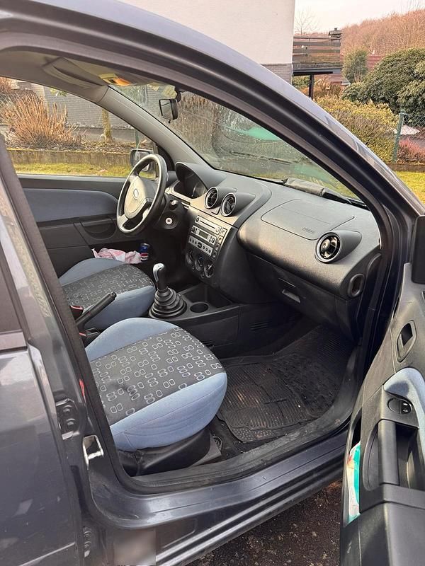 Gebraucht Ford Fiesta 68 PS (50 kW) 2005 Grau Kleinwagen