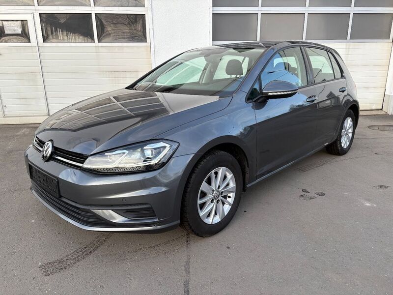 Grau Gebraucht 2018 VW Golf VII Trendline Limousine | 14.099 € (Fairer Preis) - Bild 1/4