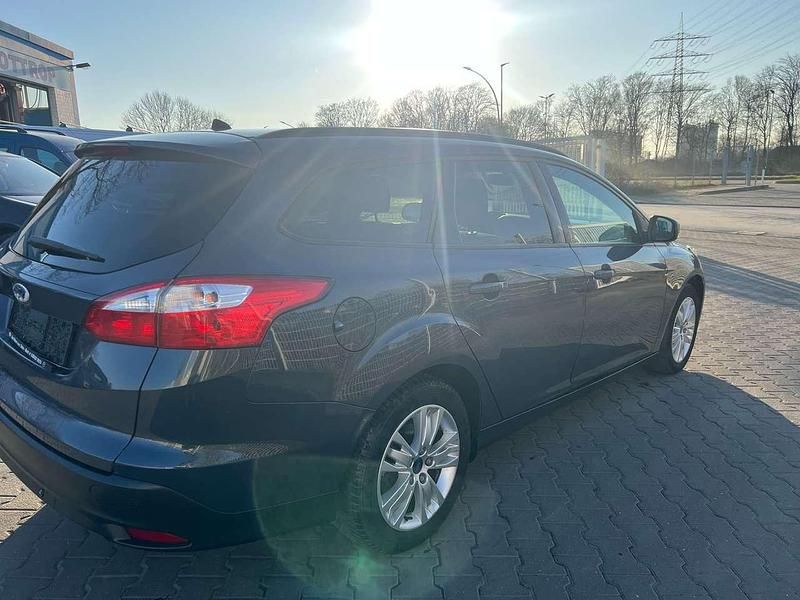 Gebraucht Ford Focus Trend 125 PS (91 kW) 2012 Midnight skygrau metallic Kombi