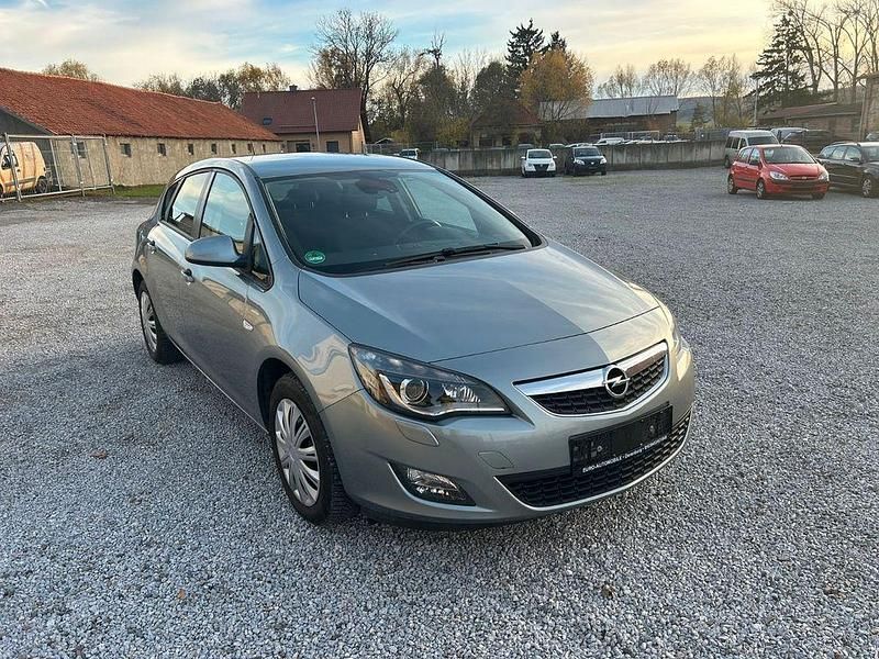 Silber Gebraucht 2011 Opel Astra Design Edition Limousine | 4.500 € (Fairer Preis) - Bild 1/4