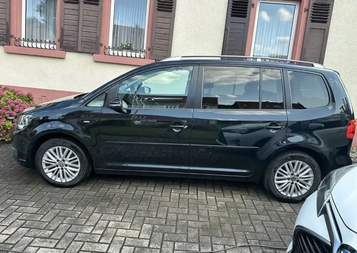Gebraucht VW Touran Cup 140 PS (102 kW) 2014 Schwarz Van / Kleinbus