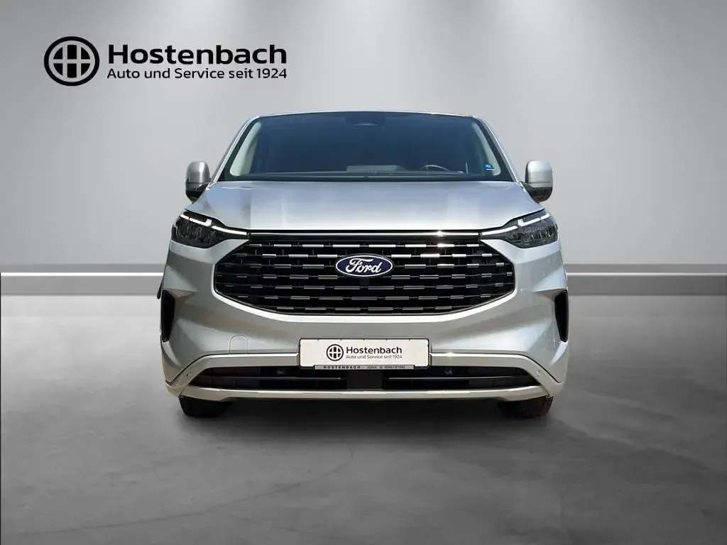Gebraucht Ford Tourneo Titanium 136 PS (100 kW) 2024 Silber Van / Kleinbus