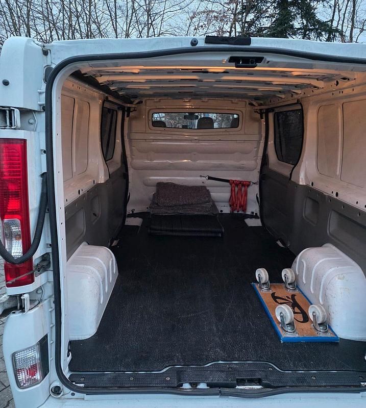 Second-hand Renault Trafic 145 CP (106 kW) 2009 Alb Monovolum