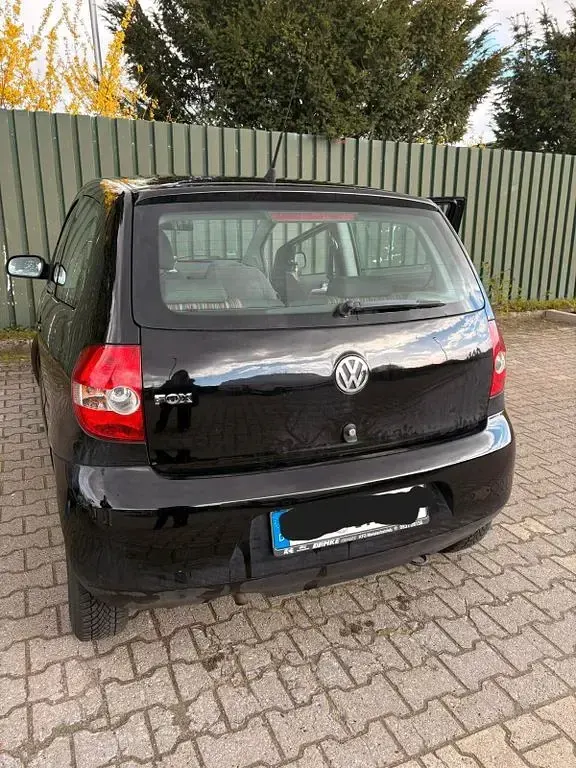 Gebraucht VW Fox 60 PS (44 kW) 2011 Schwarz Kleinwagen