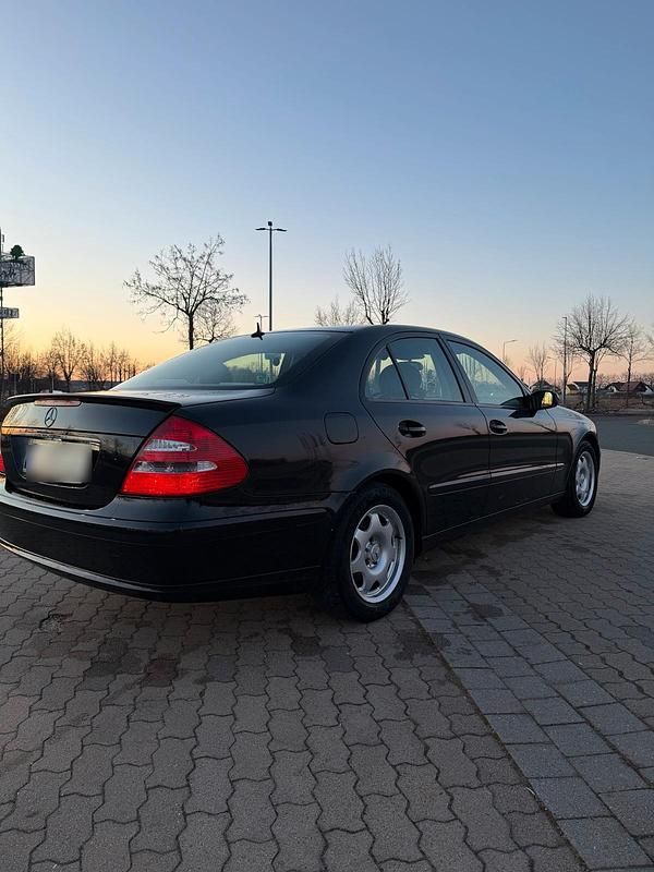 Gebraucht Mercedes E200 122 PS (89 kW) 2005 Schwarz Limousine