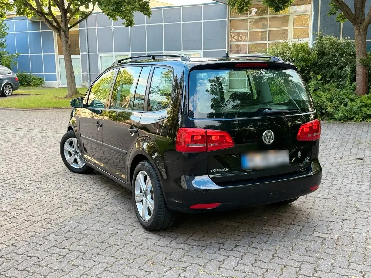 Gebraucht VW Touran 105 PS (77 kW) 2011 Schwarz Van / Kleinbus