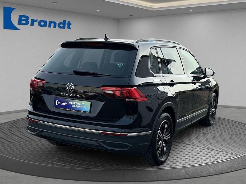 Gebraucht VW Tiguan Life 150 PS (110 kW) 2022 Deep black perleffekt (metallic) SUV
