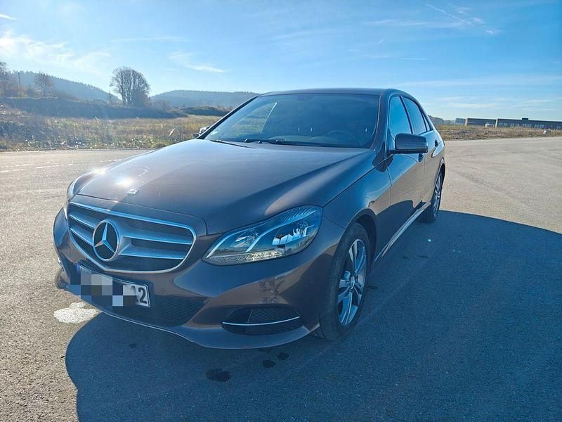 Braun Gebraucht 2015 Mercedes 200 Limousine | 15.500 € - Bild 1/4